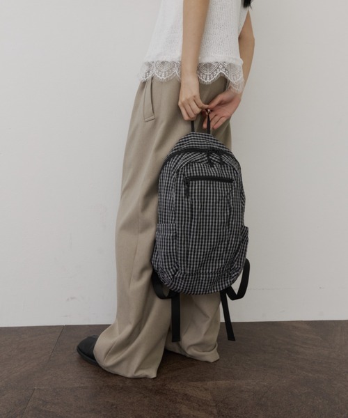 DFFUR.(ディフル)の「軽量チェックバックパック【収納ポーチ付/ドリンクホルダー×2】(バックパック/リュック・レディース・アイボリー/ブラック・FREE)」の5枚目の写真