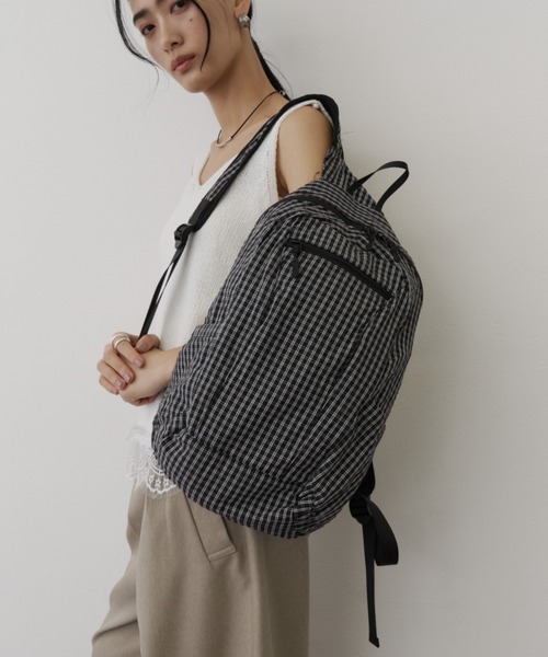 DFFUR.(ディフル)の「軽量チェックバックパック【収納ポーチ付/ドリンクホルダー×2】(バックパック/リュック・レディース・アイボリー/ブラック・FREE)」の9枚目の写真