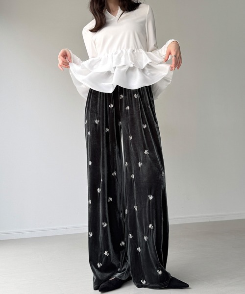 junoah(ジュノア)の「花柄刺繍ベロアイージーパンツ(裏地なし)(その他パンツ・レディース・ブラック/ブラウン/グレー・SMALL/LARGE/MEDIUM)」の2枚目の写真