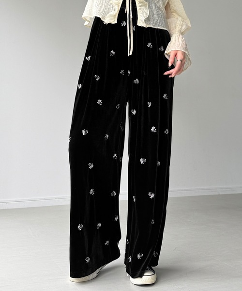 junoah(ジュノア)の「花柄刺繍ベロアイージーパンツ(裏地なし)(その他パンツ・レディース・ブラック/ブラウン/グレー・SMALL/LARGE/MEDIUM)」の1枚目の写真