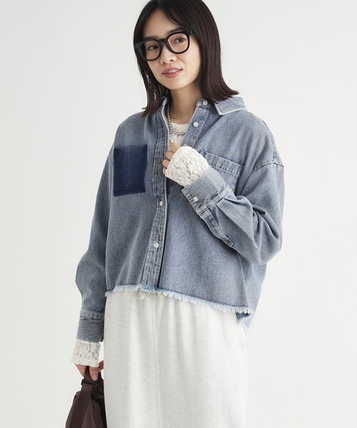 HONEYSUCKLE ROSE(ハニーサックルローズ)の「《店舗人気アイテム》デニム加工ショートシャツ(シャツ/ブラウス・レディース・ブルー系その他/サックスブルー・04/05)」の3枚目の写真