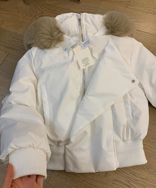 LUCPY(ラクピー)の「ファーフード ビッグカラーブルゾン(ブルゾン・レディース・ホワイト/ブラック・X-LARGE/LARGE/MEDIUM/SMALL)」の3枚目の写真