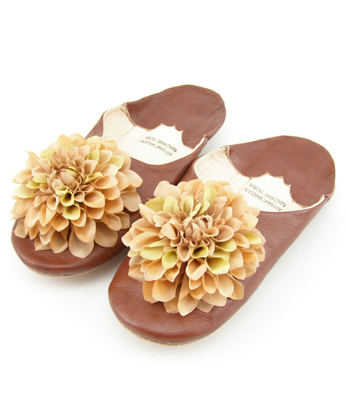green label relaxing（グリーンレーベルリラクシング）の「MRフルールバブーシュ（ルームシューズ/スリッパ・レディース・ナチュラル/ブラウン/ピンク/ライラック・フリー）」の2枚目の写真