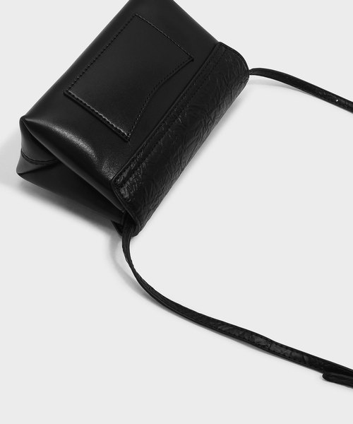 CHARLES & KEITH(チャールズ & キース)の「サーキュラーバックルスリングバッグ / CIRCULAR BUCKLE SLING BAG(ショルダーバッグ・レディース・ブラック/ピンク・S)」の4枚目の写真