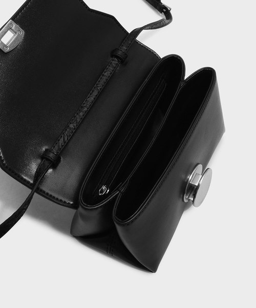 CHARLES & KEITH(チャールズ & キース)の「サーキュラーバックルスリングバッグ / CIRCULAR BUCKLE SLING BAG(ショルダーバッグ・レディース・ブラック/ピンク・S)」の5枚目の写真