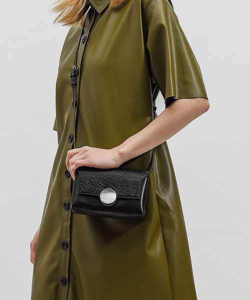 CHARLES & KEITH(チャールズ & キース)の「サーキュラーバックルスリングバッグ / CIRCULAR BUCKLE SLING BAG(ショルダーバッグ・レディース・ブラック/ピンク・S)」の6枚目の写真