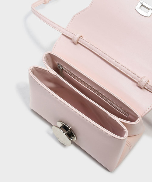 CHARLES & KEITH(チャールズ & キース)の「サーキュラーバックルスリングバッグ / CIRCULAR BUCKLE SLING BAG(ショルダーバッグ・レディース・ブラック/ピンク・S)」の9枚目の写真