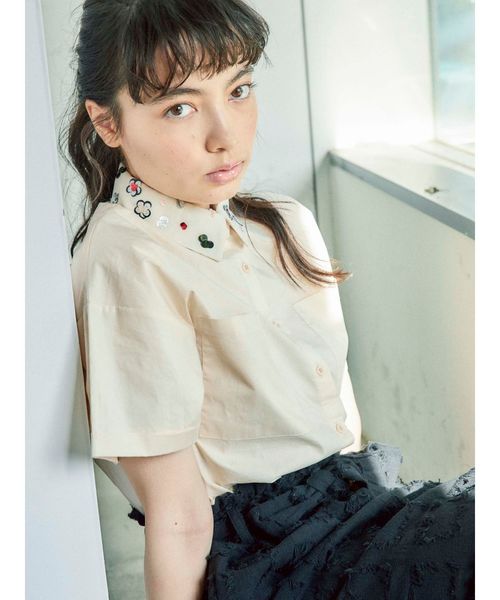 merry jenny(メリージェニー)の「floralスパンコールカラーシャツ(シャツ/ブラウス・レディース・ベージュ/オフホワイト・FREE)」の1枚目の写真