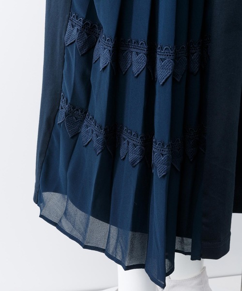 MILKFED.（ミルクフェド）の「SIDE PLEATED DRESS（ワンピース・レディース・ベージュ/ネイビー・ONE SIZE）」の12枚目の写真