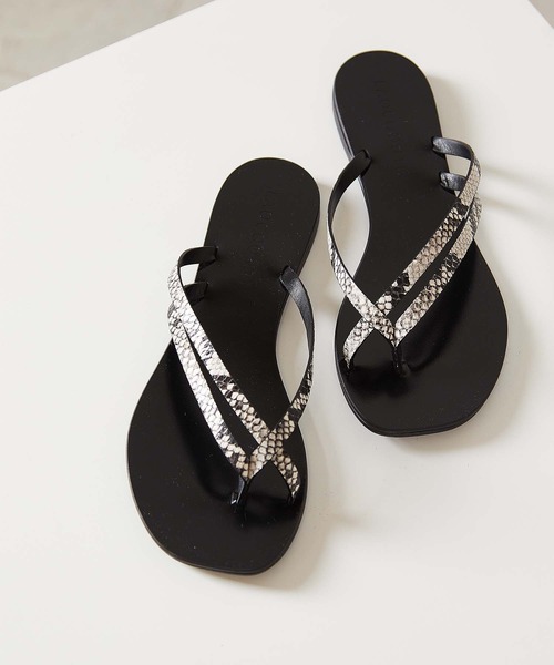 OUVRAGE CLASSE（ウヴラージュクラス）の「【LAOCOONTE/ラオコンテ】Tuscary　トングサンダル（サンダル・レディース・ブラック/パイソン・SMALL/MEDIUM）」の2枚目の写真