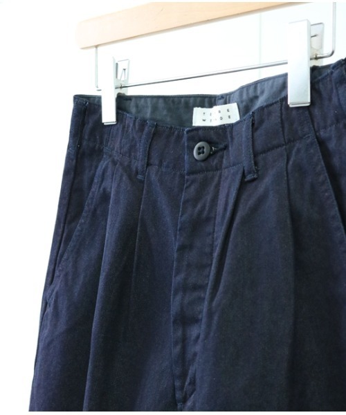 TEXTURE WE MADE（テクスチャーウィーメイド）の「WIDE TUCK SHORT PANT：ワイドタックショートパンツ（その他パンツ・メンズ・インディゴブルー・30inch/32inch/28inch）」の4枚目の写真