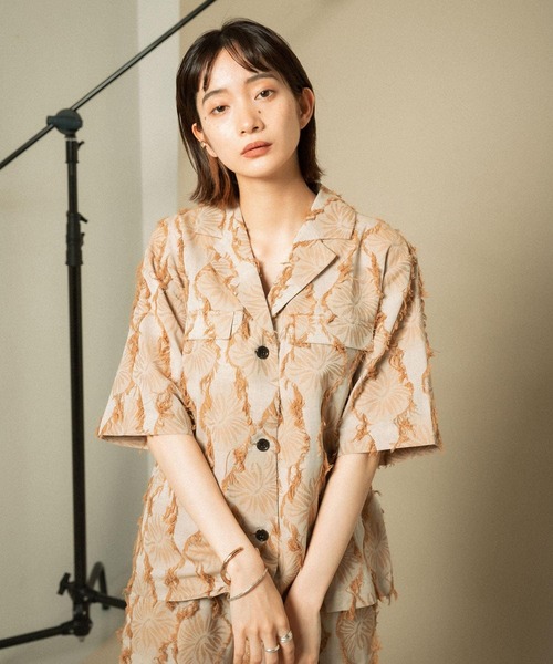 KBF（ケイビーエフ）の「カットジャガードハーフスリーブジャケット（テーラードジャケット・レディース・ベージュ/グリーン・ONE）」の4枚目の写真