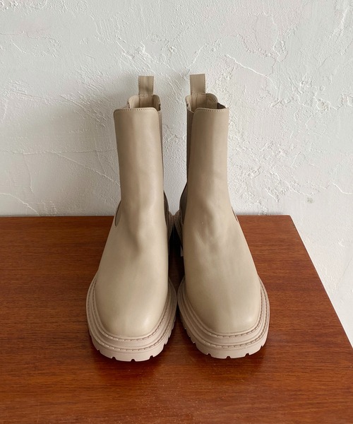 CAPRICIEUX LE'MAGE（カプリシューレマージュ）の「〈グレージュ / WEB・一部店舗限定〉サイドゴアブーツ（ブーツ・レディース・ブラック/グレイッシュベージュ・39/37）」の13枚目の写真