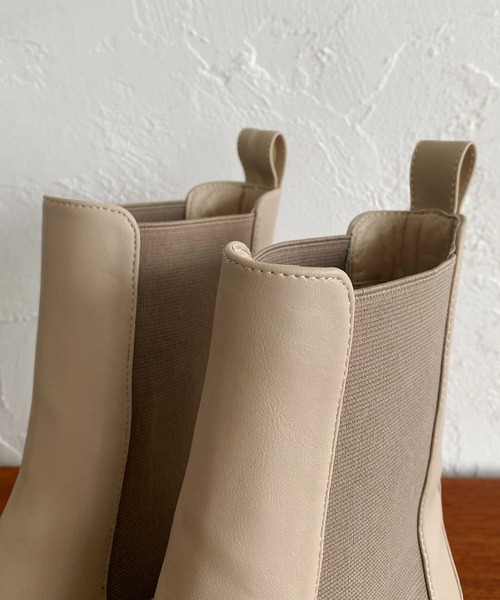 CAPRICIEUX LE'MAGE（カプリシューレマージュ）の「〈グレージュ / WEB・一部店舗限定〉サイドゴアブーツ（ブーツ・レディース・ブラック/グレイッシュベージュ・39/37）」の3枚目の写真