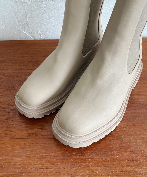 CAPRICIEUX LE'MAGE（カプリシューレマージュ）の「〈グレージュ / WEB・一部店舗限定〉サイドゴアブーツ（ブーツ・レディース・ブラック/グレイッシュベージュ・39/37）」の5枚目の写真