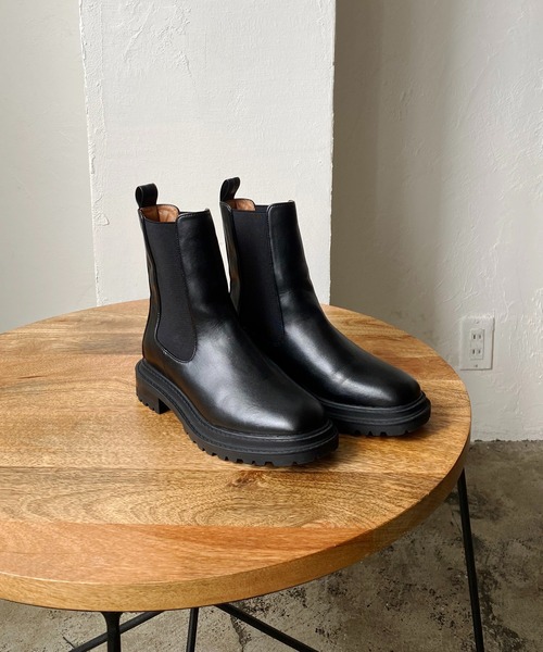 CAPRICIEUX LE'MAGE（カプリシューレマージュ）の「〈グレージュ / WEB・一部店舗限定〉サイドゴアブーツ（ブーツ・レディース・ブラック/グレイッシュベージュ・39/37）」の4枚目の写真