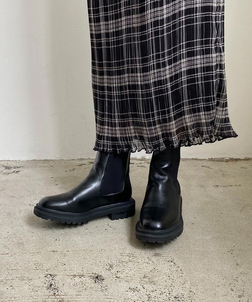 CAPRICIEUX LE'MAGE（カプリシューレマージュ）の「〈グレージュ / WEB・一部店舗限定〉サイドゴアブーツ（ブーツ・レディース・ブラック/グレイッシュベージュ・39/37）」の6枚目の写真