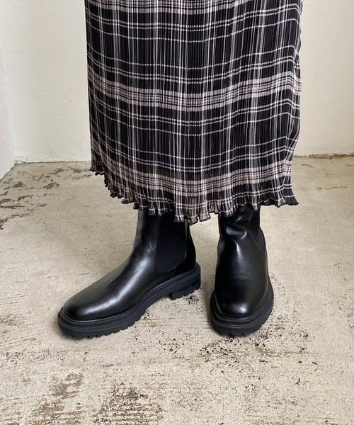 CAPRICIEUX LE'MAGE（カプリシューレマージュ）の「〈グレージュ / WEB・一部店舗限定〉サイドゴアブーツ（ブーツ・レディース・ブラック/グレイッシュベージュ・39/37）」の8枚目の写真