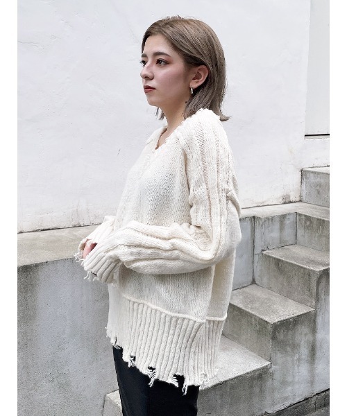 ENVYM（アンビー）の「Ｖネックアウトシームニット（ニット/セーター・レディース・ブラック/ベージュ/ホワイト・FREE）」の2枚目の写真