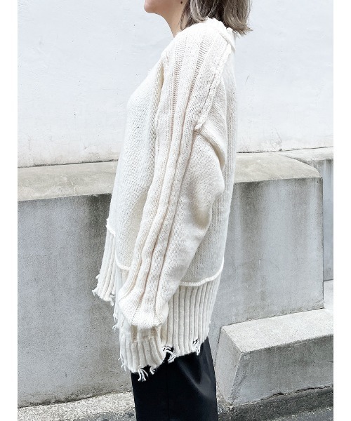 ENVYM（アンビー）の「Ｖネックアウトシームニット（ニット/セーター・レディース・ブラック/ベージュ/ホワイト・FREE）」の5枚目の写真