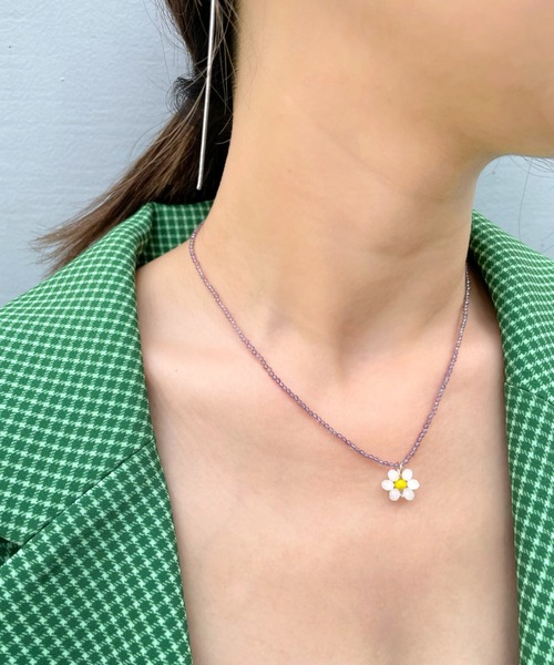 WHO'S WHO gallery（フーズフーギャラリー）の「フラワービーズネックレス（ネックレス・レディース・パープル・FREE）」の2枚目の写真