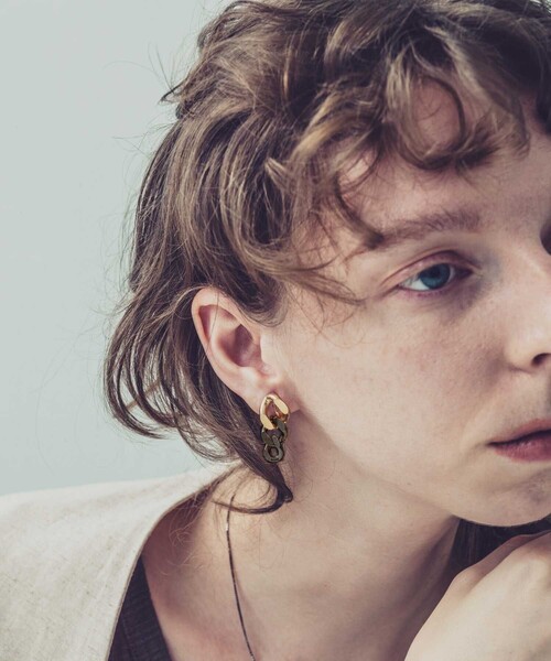 and cloud（アンドクラウド）の「Gradation Earring S / Single（イヤリング・レディース・イエローゴールド/シルバー系その他/シルバー/ゴールド系その他・FREE）」の14枚目の写真