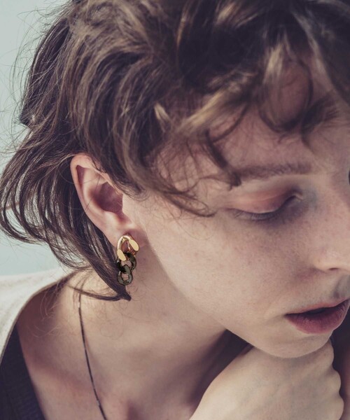 and cloud（アンドクラウド）の「Gradation Earring S / Single（イヤリング・レディース・イエローゴールド/シルバー系その他/シルバー/ゴールド系その他・FREE）」の15枚目の写真