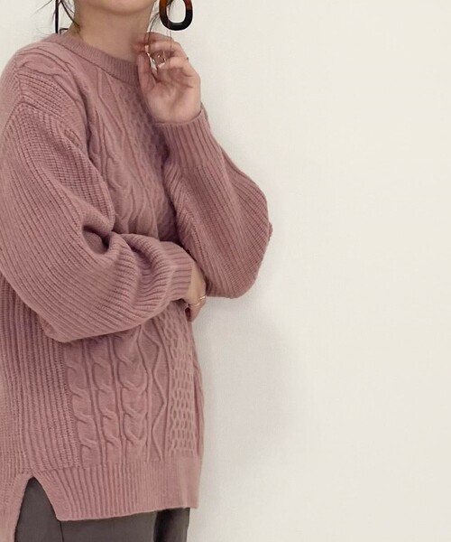 SHOO・LA・RUE（シューラルー）の「◆６色展開！洗濯機で洗えるざっくりもちもちケーブルニット（ニット/セーター・レディース・ライトブルー/サンドベージュ/ダークウッド/レモンイエロー/ピンク系/アイボリー・03/02/04）」の9枚目の写真
