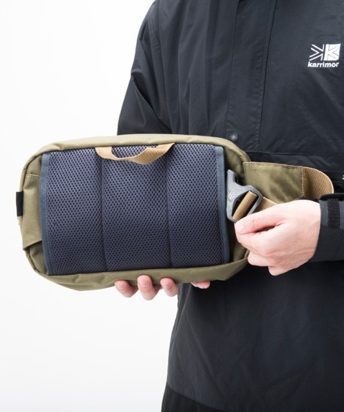 karrimor(カリマー)の「urban light hip bag(ボディバッグ/ウエストポーチ・メンズ・ブラック/ダークネイビー/カーキ系・ONESIZE)」の4枚目の写真