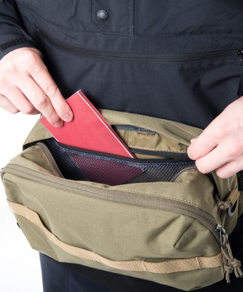 karrimor(カリマー)の「urban light hip bag(ボディバッグ/ウエストポーチ・メンズ・ブラック/ダークネイビー/カーキ系・ONESIZE)」の5枚目の写真