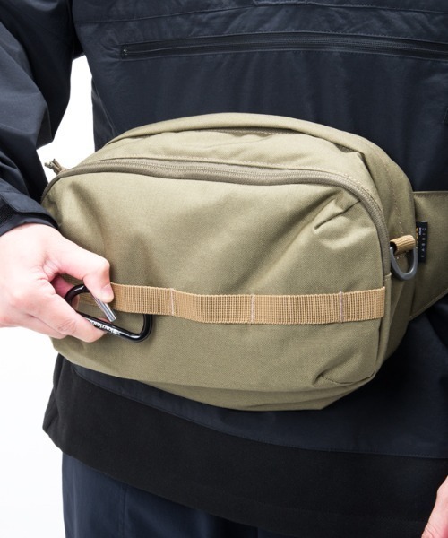 karrimor(カリマー)の「urban light hip bag(ボディバッグ/ウエストポーチ・メンズ・ブラック/ダークネイビー/カーキ系・ONESIZE)」の7枚目の写真