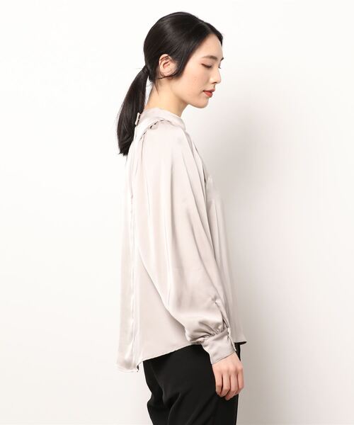 美品TONAL サテンボリュームスリーブブラウス ベージュ M アナウンサー着用 TONAL サテンボリュームスリーブブラウス ベージュ アナウンサー