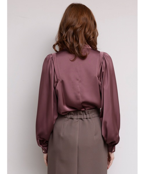 TONAL（トーナル）の「サテンボリュームスリーブブラウス