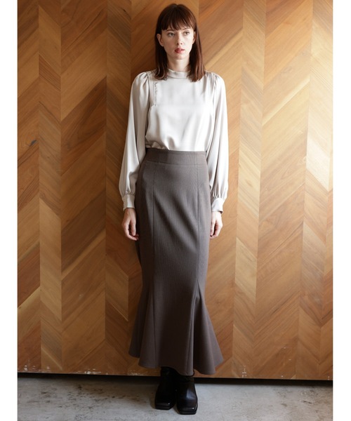 美品TONAL サテンボリュームスリーブブラウス ベージュ M アナウンサー着用 TONAL サテンボリュームスリーブブラウス ベージュ アナウンサー