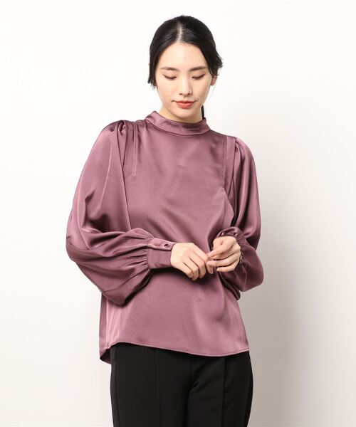 TONAL（トーナル）の「サテンボリュームスリーブブラウス