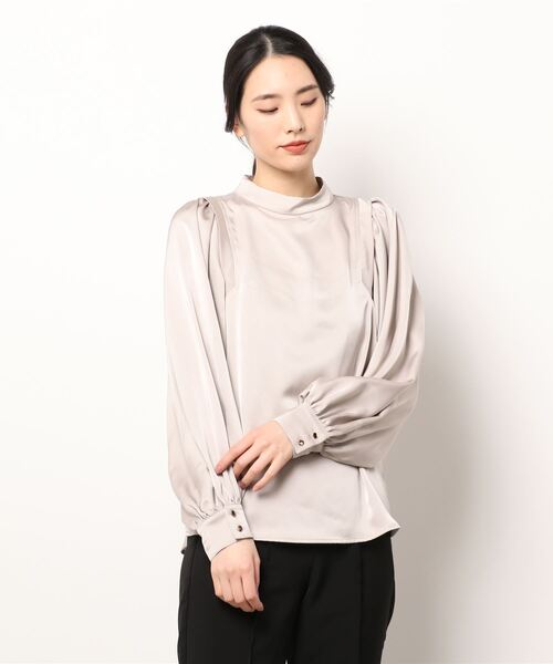 美品TONAL サテンボリュームスリーブブラウス ベージュ M アナウンサー着用 TONAL サテンボリュームスリーブブラウス ベージュ アナウンサー
