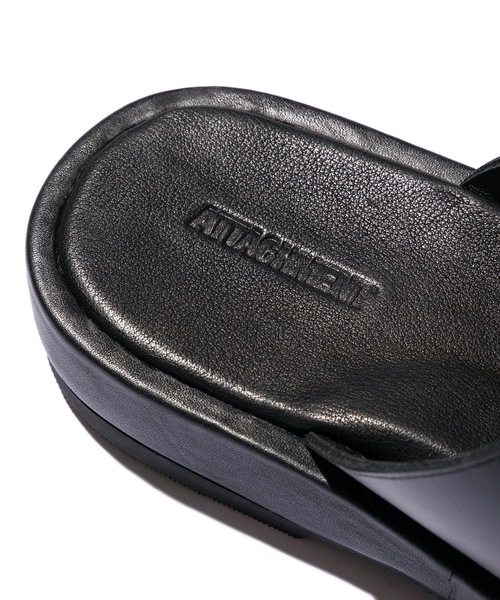 ATTACHMENT アタッチメント　ペイント加工　レザー　トングサンダル ATTACHMENT（アタッチメント）の「COW LEATHER サンダル / COW