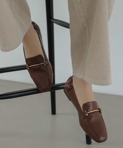 LAKOLE（ラコレ）の「ビットギャザーローファー / 352610（ローファー・レディース・ブラック/ブラウン/アイボリー・MEDIUM/LARGE/SMALL）」の3枚目の写真