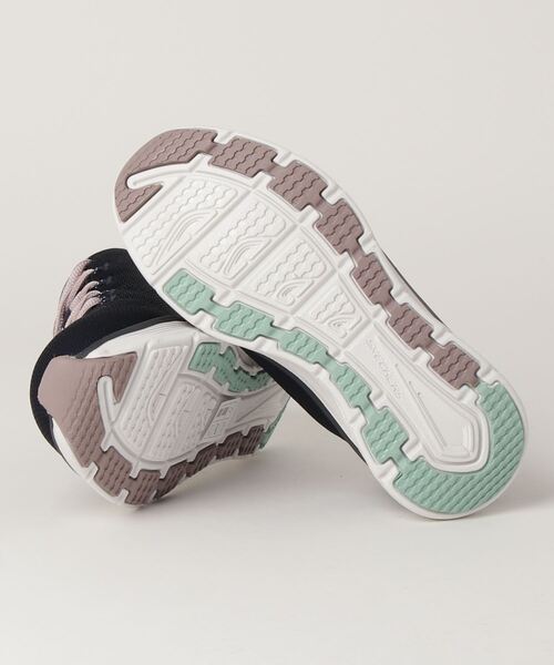 SKECHERS（スケッチャーズ）の「SKECHERS D'LUX WALKER-GET OASIS  / スケッチャーズ デラックス ウォーカー　-ゲット オアシス（スニーカー・レディース・チャコールグレー/ネイビー×ホワイト/ブラック・23cm/22.5cm/24cm/24.5cm/25cm/23.5cm）」の21枚目の写真