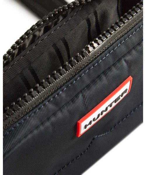 HUNTER（ハンター）の「NYLON KEEPER PHONE POUCH（ボディバッグ/ウエストポーチ・レディース・ブラック/ネイビー/レッド/オレンジ/グリーン/ピンクベージュ/オフホワイト/ダークオリーブ・FREE/ONE SIZE）」の16枚目の写真