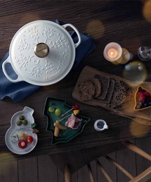 ル・クルーゼ　ココットロンド ノエルレリーフ ゴールドツマミ　 24cm Le Creuset（ルクルーゼ）の「シグニチャー ココット・ロンド