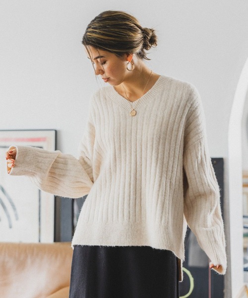 BAYFLOW（ベイフロー）の「ワイドリブＶネックニットプルオーバー（ニット/セーター・レディース・グリーン/ピンク/ブルー/オフホワイト/チャコールグレー・FREE）」の11枚目の写真