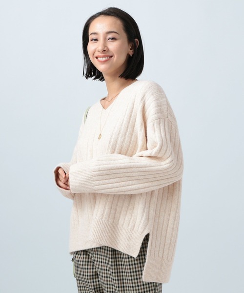 BAYFLOW（ベイフロー）の「ワイドリブＶネックニットプルオーバー（ニット/セーター・レディース・グリーン/ピンク/ブルー/オフホワイト/チャコールグレー・FREE）」の16枚目の写真