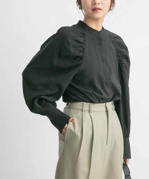 KBF（ケイビーエフ）の「ギャザースリーブトップス（シャツ/ブラウス・レディース・ブラック/カーキ/アイボリー・ONE）」の2枚目の写真
