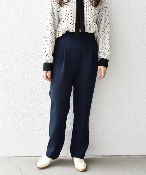 SHIPS any(シップス エニィ)の「SHIPS any:〈洗濯機可能〉カラー タック イージー パンツ(その他パンツ・レディース・ベージュ/ネイビー/ブルー/ライトグリーン・36/38)」の3枚目の写真