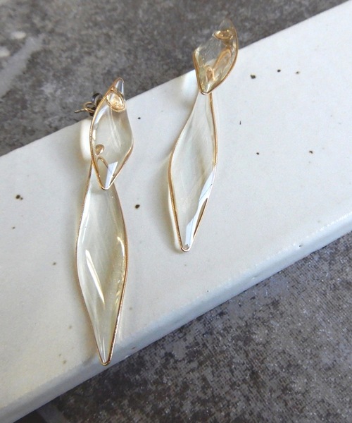 The Rule(ザルール)の「The Rule ザルール : Leaf 2way pierced earring 2連リーフ ピアス(ピアス(両耳用)・レディース・クリア/オフホワイト/グレー/ブラウン・FREE)」の4枚目の写真