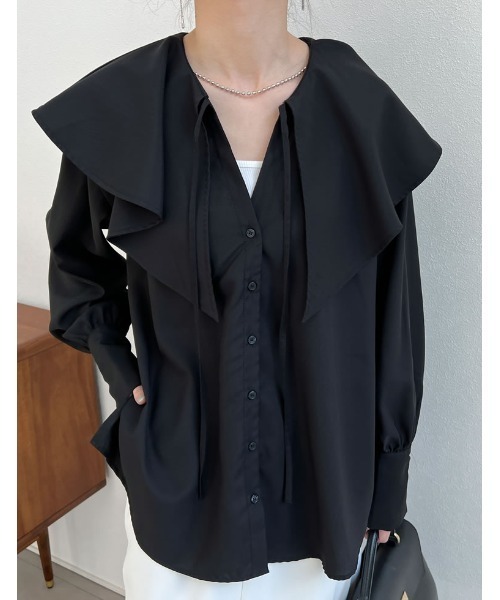 Re:EDIT（リエディ）の「キーネックデザインビッグカラーブラウス（シャツ/ブラウス・レディース・イエロー/ブルー/ホワイト/ブラック・LARGE/MEDIUM）」の5枚目の写真