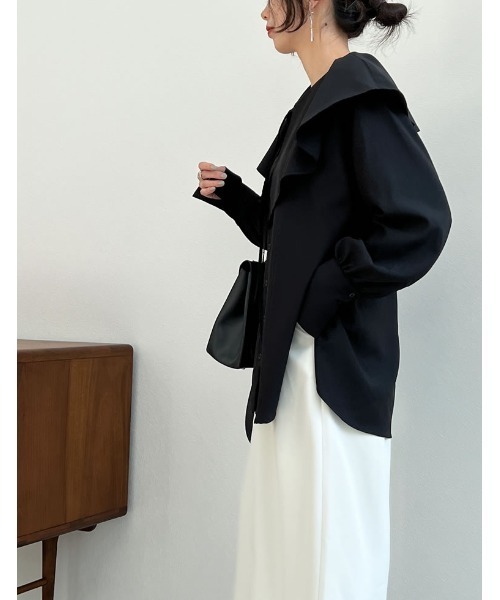 Re:EDIT（リエディ）の「キーネックデザインビッグカラーブラウス（シャツ/ブラウス・レディース・イエロー/ブルー/ホワイト/ブラック・LARGE/MEDIUM）」の6枚目の写真