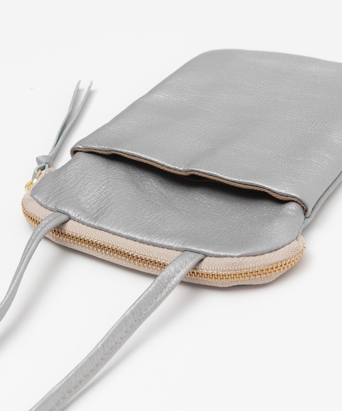 Ampersand(アンパサンド)の「Ampersand / アンパサンド ソフトレザー スマホポシェット フォンポーチ soft leather phone pochette AP21 A12 APS(ショルダーバッグ・レディース・ブラック/シルバー/ゴールド・FREE)」の15枚目の写真