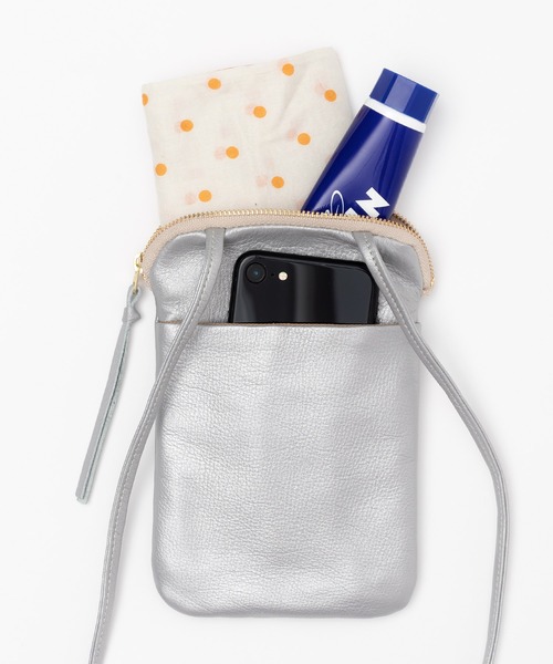 Ampersand(アンパサンド)の「Ampersand / アンパサンド ソフトレザー スマホポシェット フォンポーチ soft leather phone pochette AP21 A12 APS(ショルダーバッグ・レディース・ブラック/シルバー/ゴールド・FREE)」の10枚目の写真